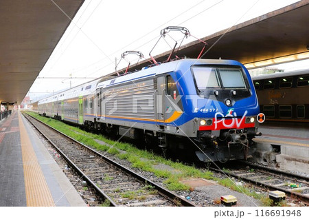電気機関車と2階建て客車　フィレンツェ中央駅　サンタ・マリア・ノヴェッラ駅　フィレンツェ　イタリア 116691948