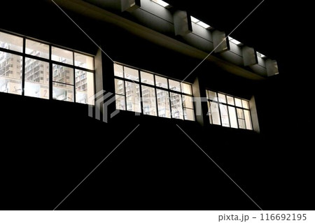 夜の図書館、外から見える図書館の明かり 116692195