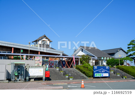 朝空を背景に西日本屈指の畜産王国、旭志にある　道の駅 旭志　旭志村ふれあいセンター風景(菊池市旭志) 116692559