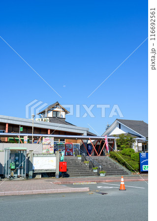 朝空を背景に西日本屈指の畜産王国、旭志にある　道の駅 旭志　旭志村ふれあいセンター風景(菊池市旭志) 116692561