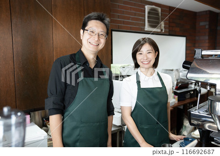 喫茶店の店長と従業員 116692687