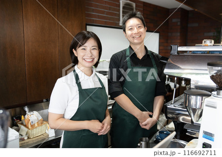 微笑む喫茶店の店長と従業員 116692711