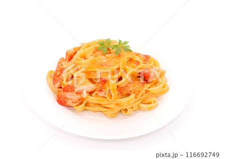 カニ風味のトマトクリームパスタ カニカマ使用 明るい背景 カニ風味のトマトクリームパスタ カニカマ使用 明るい背景 116692749