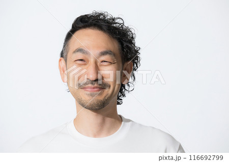 髭の中年男性の美容やスキンケアのイメージ　カメラ目線 116692799