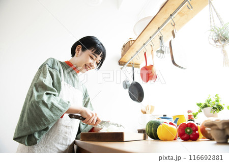 キッチンで料理をする女性 116692881