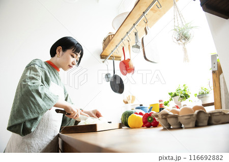 キッチンで料理をする女性 キッチンで料理をする女性 116692882
