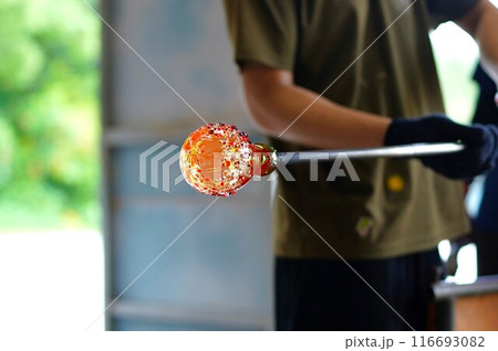 琉球ガラス　吹き竿の先で膨らむグラス 116693082