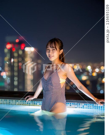 都会のナイトプールで遊ぶ日本人の美女 都会のナイトプールで遊ぶ日本人の美女 116693109