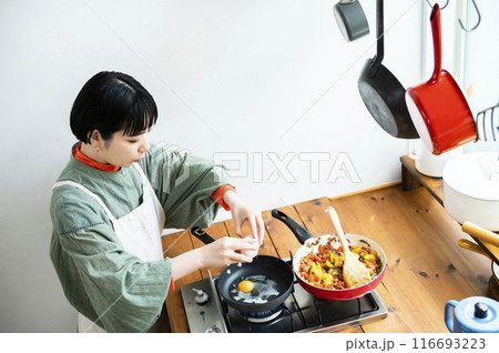 ガパオライスを作る若い女性 116693223