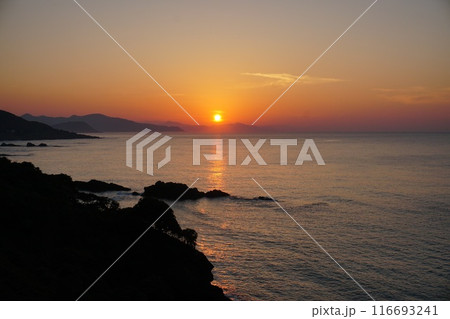 京都府京丹後市間人付近の断崖から観た日本海と夕日の風景　Ver1 116693241