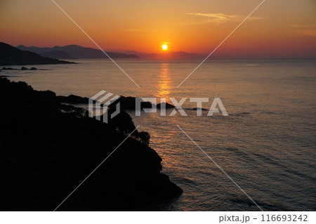 京都府京丹後市間人付近の断崖から観た日本海と夕日の風景　Ver2 116693242