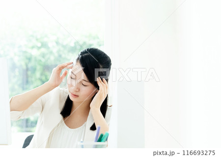 頭が痛いビジネスウーマン 頭が痛いビジネスウーマン 116693275