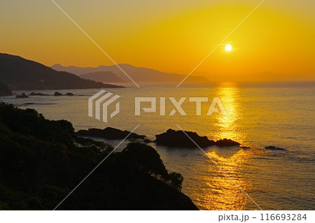 オレンジ色に染まる空を背景にした海に浮かぶ夕陽の道　Ver1　 116693284