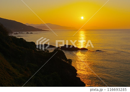 オレンジ色に染まる空を背景にした海に浮かぶ夕陽の道　Ver2　 116693285