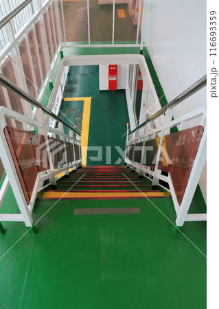 フェリーの船内 フェリーの船内 116693359