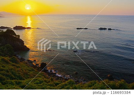 丹後半島西部の断崖から観た岩礁連なる海と夕日の風景 Ver2 丹後半島西部の断崖から観た岩礁連なる海と夕日の風景 Ver2 116693384