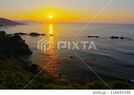 丹後半島西部の断崖から観た岩礁連なる海と夕日の風景 Ver3 丹後半島西部の断崖から観た岩礁連なる海と夕日の風景 Ver3 116693386