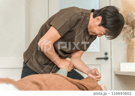 リフレクソロジー・整体院・整骨院・フットマッサージに通う女性と整体師・セラピスト（フットマッサージ） 116693602