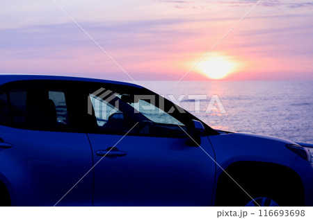 自動車と朝日 116693698