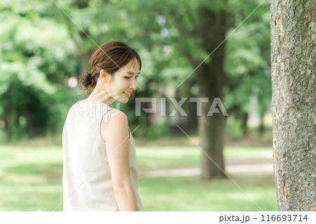 公園の木の下にいる若いアジア人女性(ボタニカルボタニカル・オーガニック・自然・ナチュラル・森林浴) 公園の木の下にいる若いアジア人女性(ボタニカルボタニカル・オーガニック・自然・ナチュラル・森林浴) 116693714
