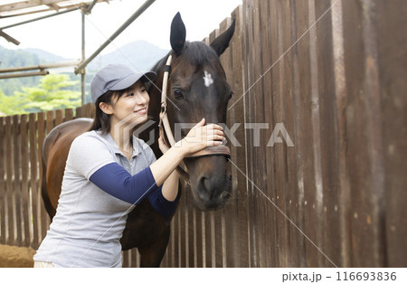 馬のお世話をする女性 116693836