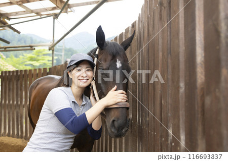 馬のお世話をする女性 116693837