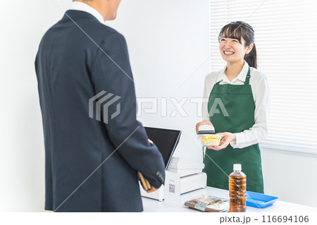 お弁当を買うビジネスマンとコンビニ店員の女性 116694106