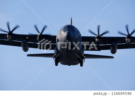 横田基地に着陸するC130輸送機 横田基地に着陸するC130輸送機 116694596