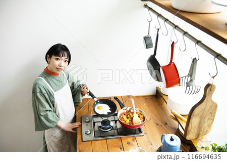 ガパオライスを作る若い女性 ガパオライスを作る若い女性 116694635