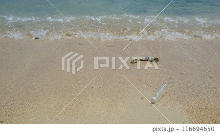 海から漂着したペットボトル 116694650