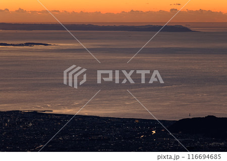 丹沢・塔ノ岳から夜明けの湘南の海と房総半島 116694685