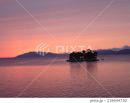 島根県松江市と出雲市にまたがる汽水湖である宍道湖に唯一、浮かぶ島である嫁ヶ島（よめがしま）の夕景 116694730