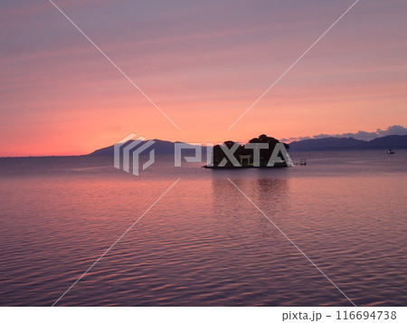 島根県松江市と出雲市にまたがる汽水湖である宍道湖に唯一、浮かぶ島である嫁ヶ島（よめがしま）の夕景 116694738