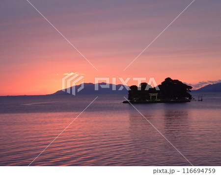 島根県松江市と出雲市にまたがる汽水湖である宍道湖に唯一、浮かぶ島である嫁ヶ島（よめがしま）の夕景 116694759