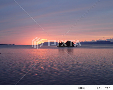 島根県松江市と出雲市にまたがる汽水湖である宍道湖に唯一、浮かぶ島である嫁ヶ島（よめがしま）の夕景 116694767