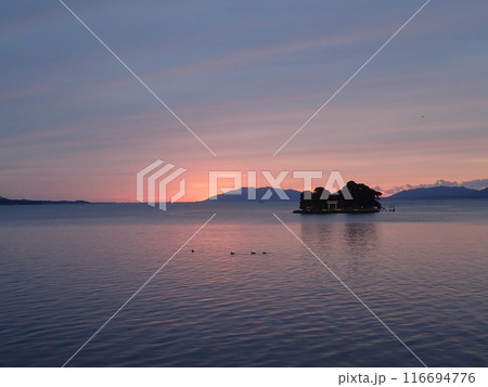 島根県松江市と出雲市にまたがる汽水湖である宍道湖に唯一、浮かぶ島である嫁ヶ島（よめがしま）の夕景 116694776