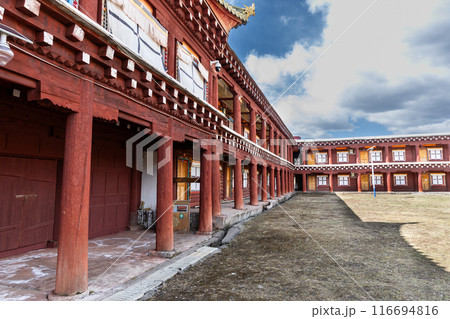 Huiyuan monastery is located in Daofu County, Garze Tibetan Autonomous Prefecture, Sichuan province has more than 1,000 monk chambers and is popular tourism landmark 116694816