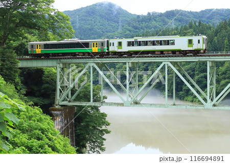 只見線「第二只見川橋梁を渡るキハ110+E120系編成」 只見線「第二只見川橋梁を渡るキハ110+E120系編成」 116694891