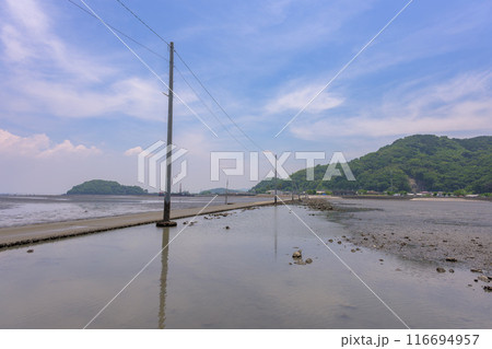 海の中へひたすらつづく道から観える風景 観光スポット 長部田海床路(ながべたかいしょうろ)宇土市住吉 海の中へひたすらつづく道から観える風景 観光スポット 長部田海床路(ながべたかいしょうろ)宇土市住吉 116694957