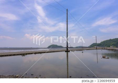 海の中へひたすらつづく道から観える風景 観光スポット 長部田海床路(ながべたかいしょうろ)宇土市住吉 海の中へひたすらつづく道から観える風景 観光スポット 長部田海床路(ながべたかいしょうろ)宇土市住吉 116694959