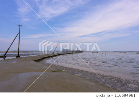 海の中へひたすらつづく道から観える風景 観光スポット 長部田海床路(ながべたかいしょうろ)宇土市住吉 海の中へひたすらつづく道から観える風景 観光スポット 長部田海床路(ながべたかいしょうろ)宇土市住吉 116694961