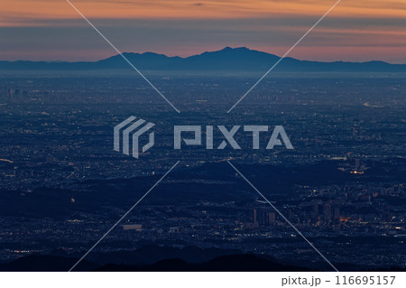 丹沢・塔ノ岳から夜明けの筑波山と関東平野の町並み 116695157