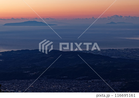 丹沢・塔ノ岳から夜明けの伊豆の島々 116695161