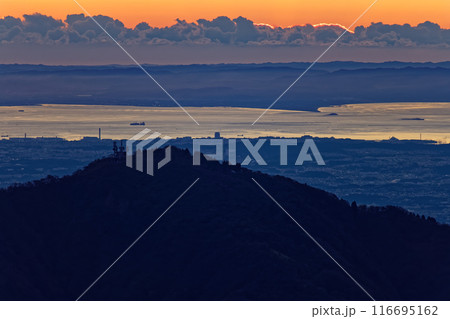 丹沢・塔ノ岳から夜明けの大山と東京湾の眺め 116695162
