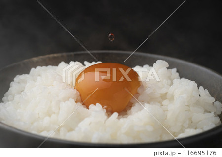 卵かけご飯　卵に醤油をかける 116695176