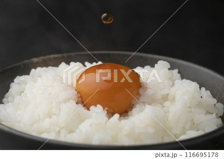 卵かけご飯　卵に醤油をかける 116695178