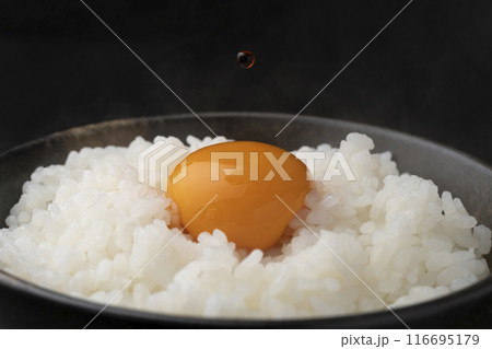 卵かけご飯　卵に醤油をかける 116695179