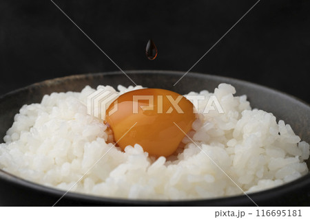 卵かけご飯　卵に醤油をかける 116695181
