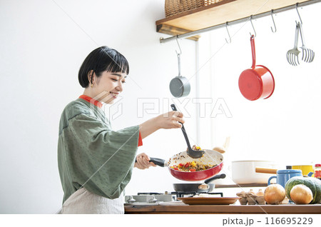 ガパオライスを作る若い女性 116695229
