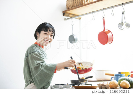 ガパオライスを作る若い女性 ガパオライスを作る若い女性 116695231